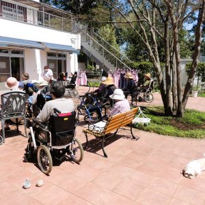 テラスで介護予防体操